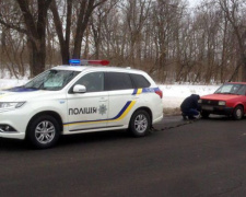 Молодую семью, застрявшую на трассе в Донецкой области, выручили полицейские (ФОТО)