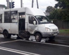 Две «Шкоды» столкнулись с маршрутками в Мариуполе и у Константиновки. 10 пострадавших (ФОТО)