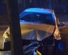 В Мариуполе водитель-девушка снесла дерево: пострадали двое детей (ФОТО)