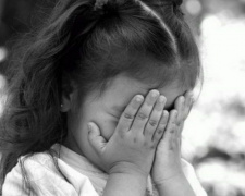 Плакала на балконе: в Мариуполе 5-летняя девочка ночью осталась одна в открытой квартире (ФОТО)