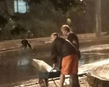 Неизвестные ночью под дождем воровали бордюры в Мариуполе? (ДОПОЛНЕНО)