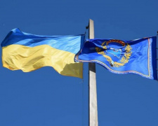 В центре Мариуполя торжественно подняли флаг Украины (ФОТО)