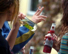 В Мариуполе взрослые довели несовершеннолетних до алкогольного опьянения