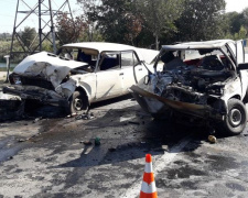Лобовое столкновение «ВАЗ» и «Рено» в Мариуполе: пострадали три человека (ФОТО)