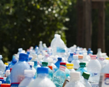 Помыть и сжать: как мариупольцам подготовить пластик к переработке