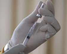 Донетчина лидирует по числу вакцинированных от коронавируса работников школ
