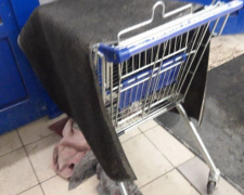 В мариупольском супермаркете на продуктовой тележке сушат половые тряпки (ФОТОФАКТ)