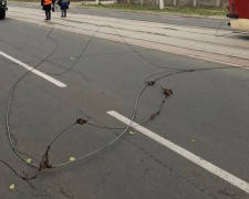 В Мариуполе оборвались провода над проезжей частью. Трамваи пустили в объезд