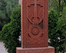 В центре Мариуполя установили хачкар в память о невинных жертвах армянского и украинского народов