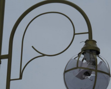 Вандалы покуражились на центральных аллеях парка в Мариуполе (ФОТОФАКТ)