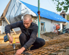 Красный Крест под Мариуполем помогает отстраивать дома, пострадавшие от обстрелов (ФОТО)
