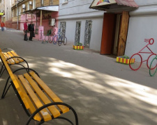 В центре Мариуполя установили велопаркинг и лавочки на опасном участке (ФОТОФАКТ)