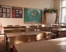 За непоставку мебели мариупольским школам предприятие заплатит миллионные штрафы
