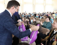 Вадим Бойченко наградил юных мариупольских фигуристок