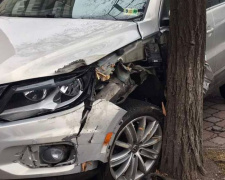 В Мариуполе при столкновении двух автомобилей один откинуло в дерево