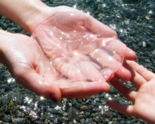 На побережье Мариуполя медуза обожгла лицо отдыхающему