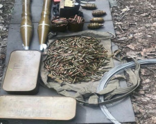 Полтора килограмма взрывчатки и 2 тысячи патронов: в заброшенном доме на Донетчине нашли арсенал боевиков