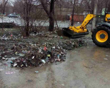 В Мариуполе убирают участки, захламленные мусором и напоминают о штрафах (ФОТО)