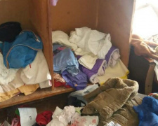 Мариупольская семья живет в захламленной квартире