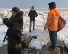Мариупольские спасатели вернули с тонкого морского льда 38 человек (ФОТО)