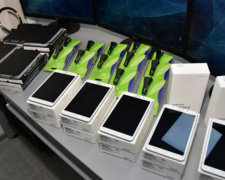 Мариупольским полицейским выдали планшеты для связи с колл-центром «102»
