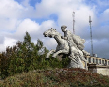 Маскировка под «козака» не спасла от сноса памятник Чапаеву в Волновахе