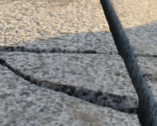 В «танцующий» фонтан Мариуполя могли провалиться люди из-за повреждения плит (ФОТОФАКТ)