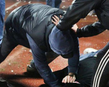 Перелом носа и ребра: под Мариуполем двое полицейских избили мужчину и его сына