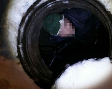 Мариупольские патрульные нашли грабителя в канализационном люке (ФОТО)