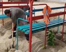 Новые скамейки и обновленные раздевалки: Мариуполь готовят к пляжному сезону (ФОТО)