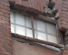 Кирпичи с опасной стены рухнули на тротуар в центре Мариуполя (ФОТОФАКТ)