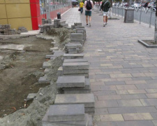 В центре Мариуполя переукладывают новый тротуар (ФОТОФАКТ)