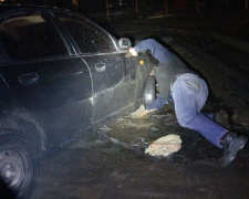 В мариупольском дворе в яму-ловушку угодили поочередно несколько авто (ФОТО)
