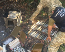 В заброшенном доме вблизи Мариуполя нашли тайник со взрывчаткой и боеприпасами