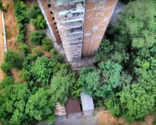 В Мариуполе с «пизанской башни» сбросилась 16-летняя девушка