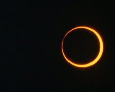 "Вогняне кільце" та часткове місячне затемнення: які астрономічні явища побачать українці в жовтні