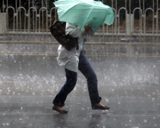 На Мариуполь движется ураганный ветер до 28 м/с, ожидается сильный дождь и гроза