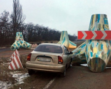 На трассе в Донецкой области автомобиль врезался в тетрапод