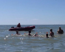 В Мариуполе 15 отдыхающих унесло на надувных матрацах в море (ФОТО)