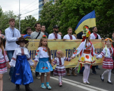 В центре Мариуполя прошел парад вышиванок (ФОТО)