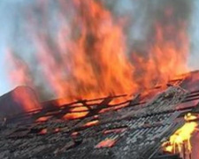 Восемь пожарных машин по гололеду сегодня мчались на два пожара в Мариуполе