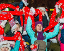 Мариупольцев утеплили рождественскими шарфами с приазовским орнаментом (ФОТО)