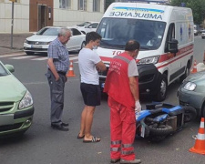 В Мариуполе 79-летний скутерист столкнулся с автомобилем