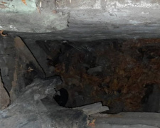 На Левобережье Мариуполя два человека упали в глубокую яму