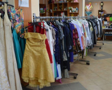 Мариупольские выпускники смогли бесплатно выбрать наряд на выпускной (ФОТО)
