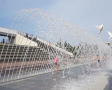 В Мариуполе на площади Свободы заработал арочный фонтан (ФОТОФАКТ)