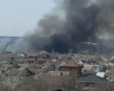 В Мариуполе горит 1,5 га камыша: пожар тушат пять машин и 26 спасателей (ФОТО)