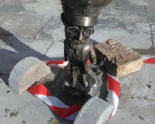 В центре Мариуполя появилась новая мини-скульптура Нильсена (ФОТО)
