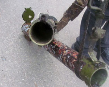 В Мариуполе ребенок нашел тубусы гранатометов около двора (ФОТО)