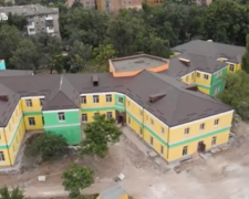 В ярких красках: в детской хирургии Мариуполя завершили фасад (ФОТО)